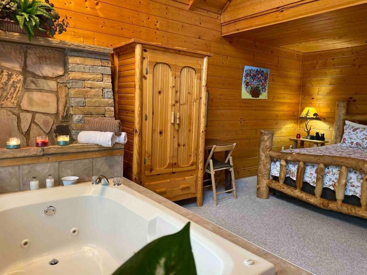 Romantic, Honeymoon Cabin In The Smokies! Gatlinburg Exterior photo